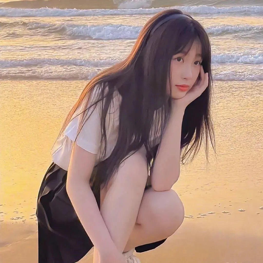 坐在酒吧里吃蛋糕